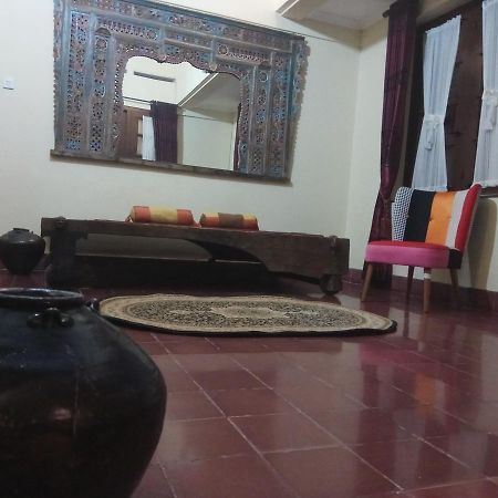 Doeloerkoe Homestay Solo Extérieur photo